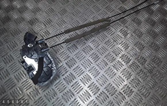 Nissan Leaf I (ZE0) Front door lock T8011510