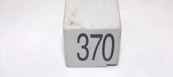 Volkswagen PASSAT B5 Other relay 8D0951253