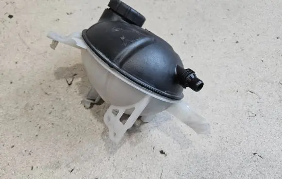 Mercedes-Benz E W213 Coolant expansion tank/reservoir A2055000049