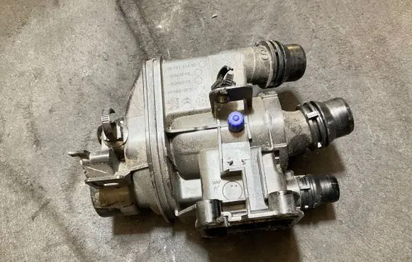 Thermostat/thermostat housing