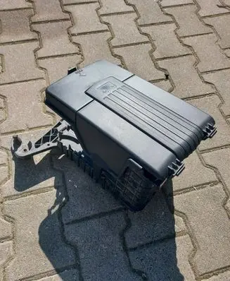 Volkswagen PASSAT B7 Battery box tray 3C0915443A