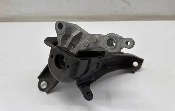 Toyota C-HR I Engine mount bracket