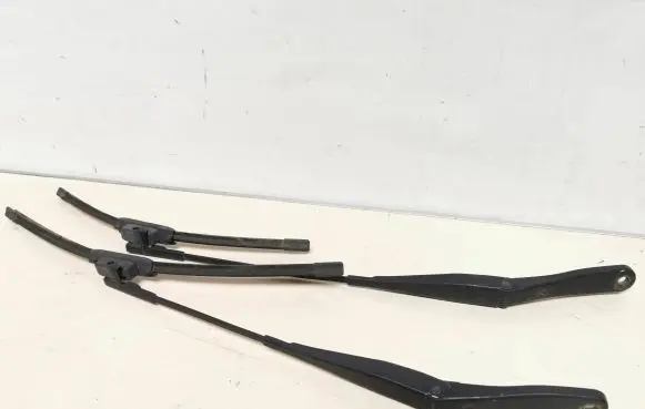 Opel Astra H Front wiper blade arm 13111219 13111220