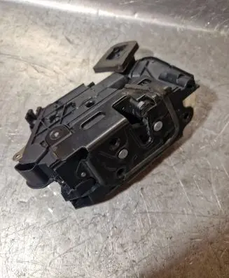 Volkswagen Jetta VI Front door lock 5K1837016E SA8626