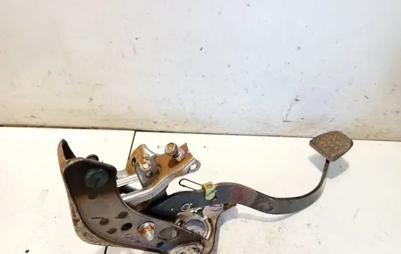 Toyota Hilux (AN10, AN20, AN30) Clutch pedal 