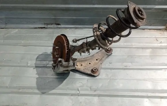 Nissan Leaf II (ZE1) Front wheel hub spindle knuckle
