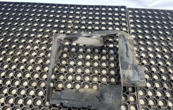 Audi Q7 4L Intercooler air channel guide 4L0117336F