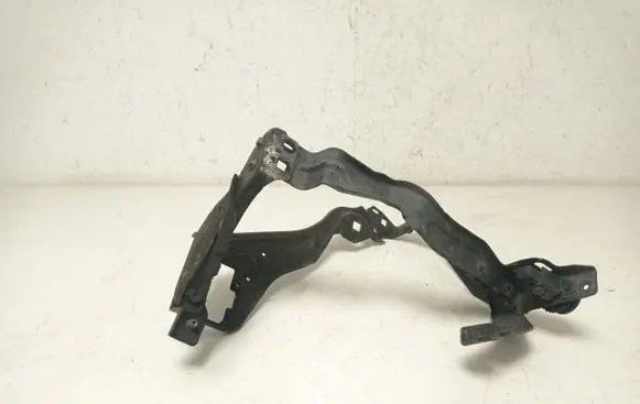 Mercedes-Benz C W204 Headlight/headlamp mounting bracket A2046200291