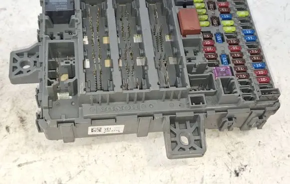 Honda Civic IX Fuse module TV0E110 120319 120319TV0E110