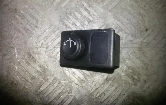 Nissan Primera Wing mirror switch