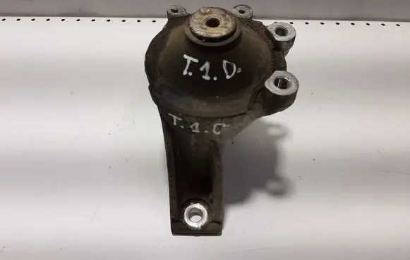 Honda CR-V Engine mount bracket