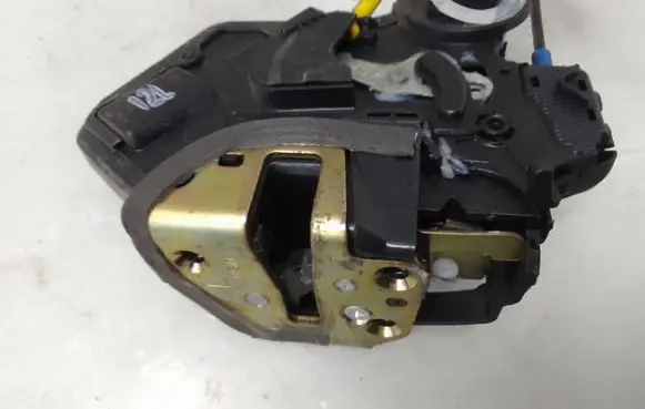 Toyota Corolla Verso E121 Rear door lock