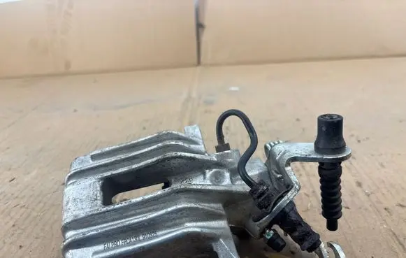 Volkswagen Jetta VI Rear brake caliper 4N451 910325
