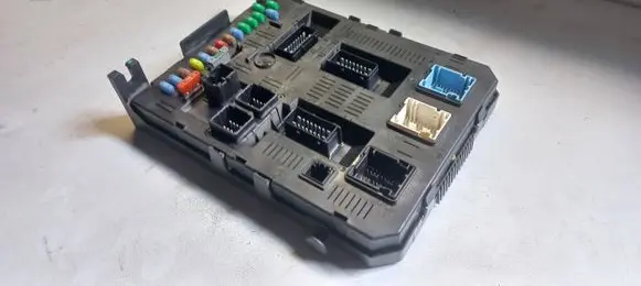 Citroen C4 I Fuse module 216760315B 281174310A 28117381B