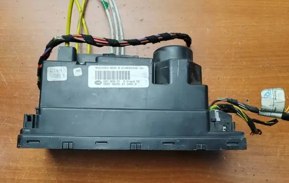 Mercedes-Benz CLK A208 C208 Central locking vacuum pump 
