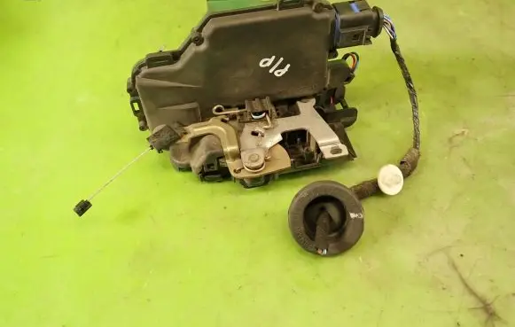 Volkswagen Polo IV 9N3 Front door lock 3B1837016BQ
