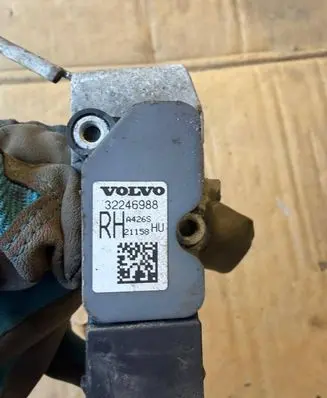 Volvo XC90 Rear air suspension level height sensor 32246988