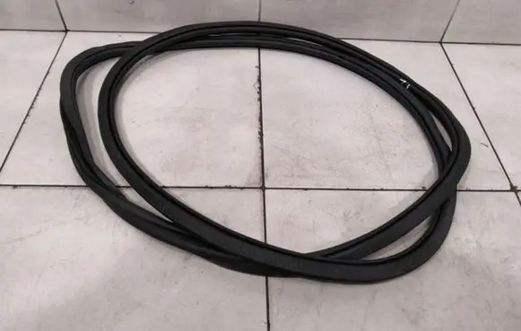 Porsche Macan (95B) Rubber seal front door (on door) 95B831721