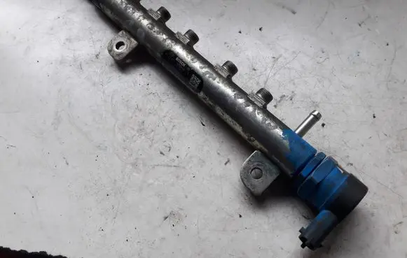 Opel Vectra C Fuel distributor 0445214056