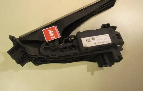 Accelerator throttle pedal