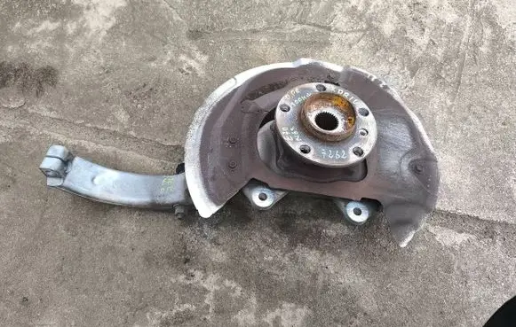 BMW X5M E70 Front wheel hub 6773784 16193510