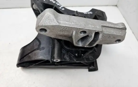 Citroen C5 Aircross Engine mount bracket 9820297580