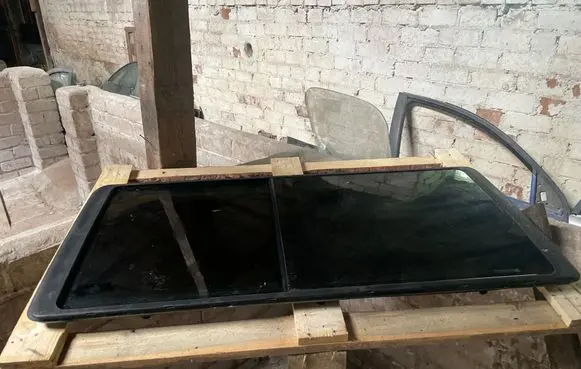 Volkswagen Transporter - Caravelle T4 Rear side window 43R000935 DOT757M6AS2
