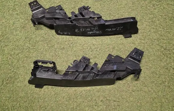 Porsche Panamera (976) Fender mounting bracket 976807347