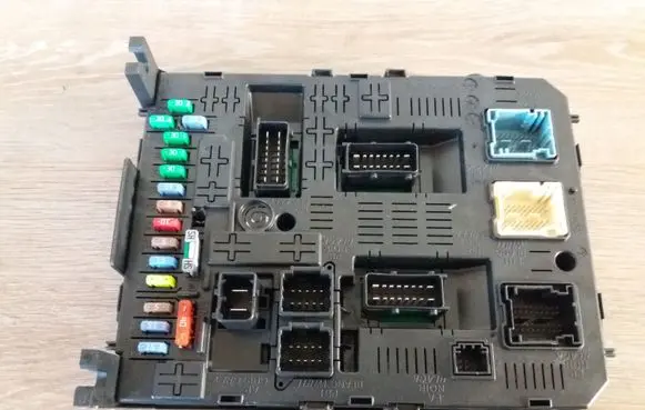 Peugeot 5008 Fuse module 281197595
