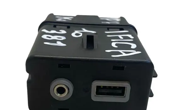 Chrysler Pacifica USB socket connector 68229840AA 33242422