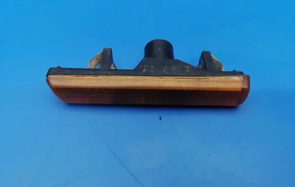 BMW 7 E38 Front fender indicator light 83602031