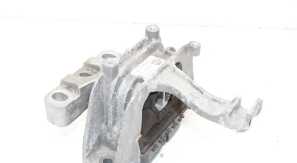 Volkswagen Tiguan Engine mount bracket 3Q0199262E