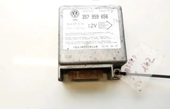 Volkswagen PASSAT B4 Airbag control unit/module 357959656 5wk4075