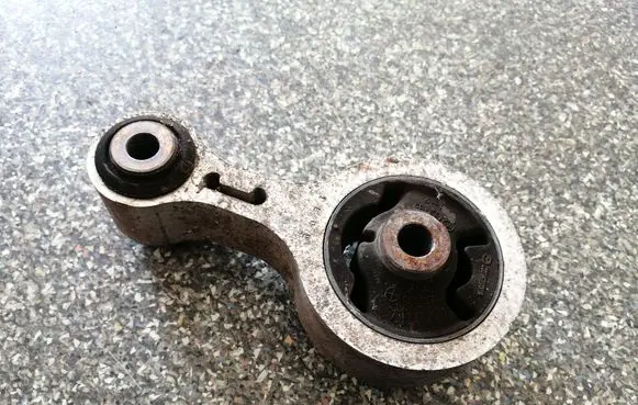 Engine mount bracket