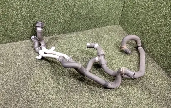 Porsche Cayenne (9Y0 9Y3) Engine coolant pipe/hose 4M0819857C 4M0819857 4M0265348B
