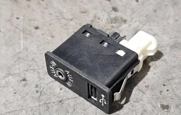 BMW 3 E90 E91 AUX in-socket connector 9237653