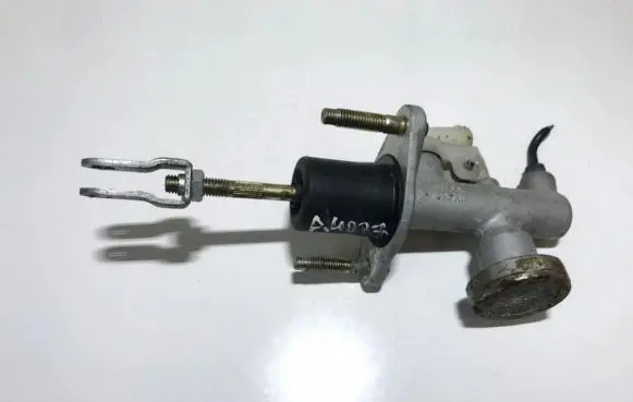 Nissan Almera N16 Clutch master cylinder