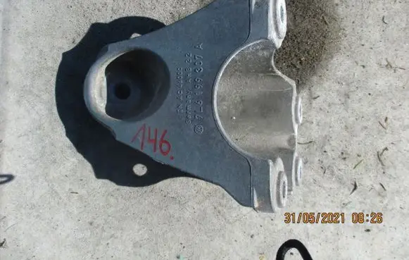 Audi Q7 4L Engine mounting bracket 7L6199307A
