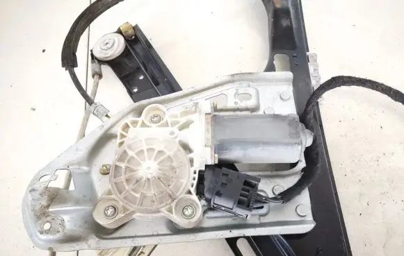 Mercedes-Benz C W203 Front door window regulator motor a2118201742
