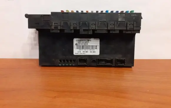 Mercedes-Benz C W203 Fuse box set 2035450701 4239