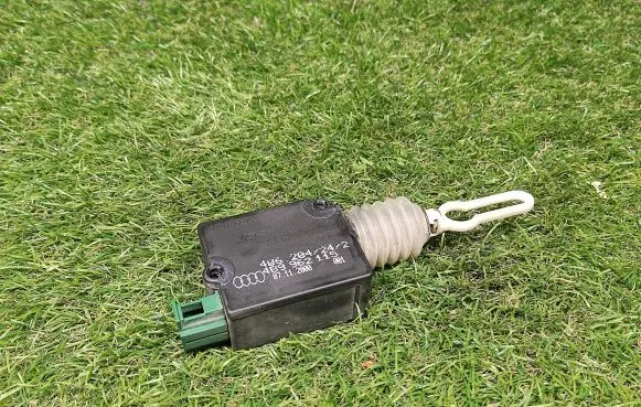 Audi A6 S6 C5 4B Tailgate boot lock/latch motor 4B9962115