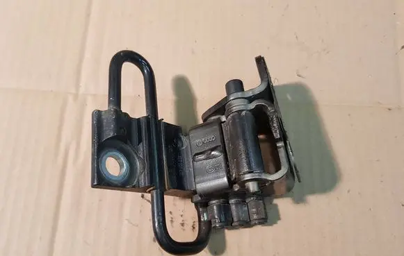 Audi A3 S3 A3 Sportback 8P Front door lower hinge 8E0831411E