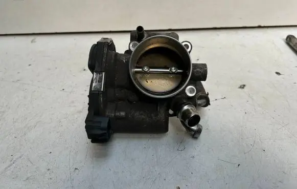 Opel Astra J Throttle body valve 55561495 0280750245