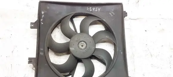 Radiator cooling fan shroud
