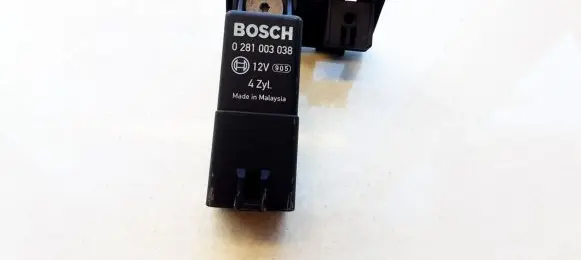 Volkswagen PASSAT B6 Glow plug pre-heat relay 0281003038 038907281D