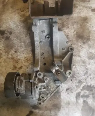 Peugeot 508 Generator/alternator bracket 9682367380