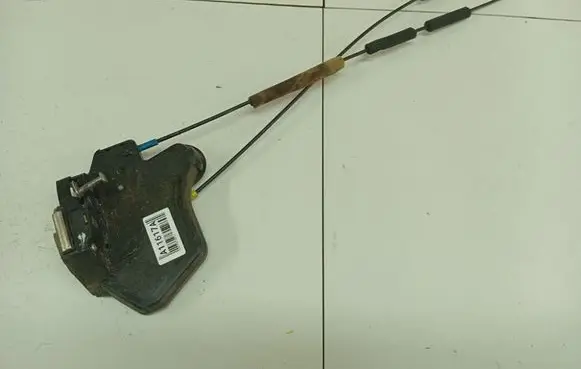 Toyota Avensis T250 Rear door lock