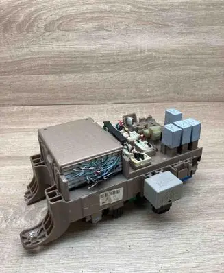 Toyota Corolla E120 E130 Fuse module 8264102040 8198005040