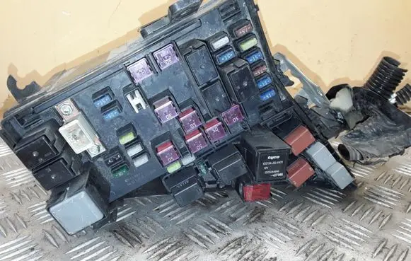Subaru Outback Fuse module MB100200B