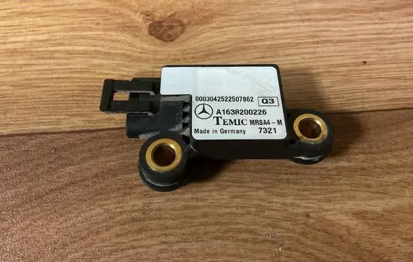 Mercedes-Benz ML W163 Airbag deployment crash/impact sensor A1638200226 0003042522507862 7321